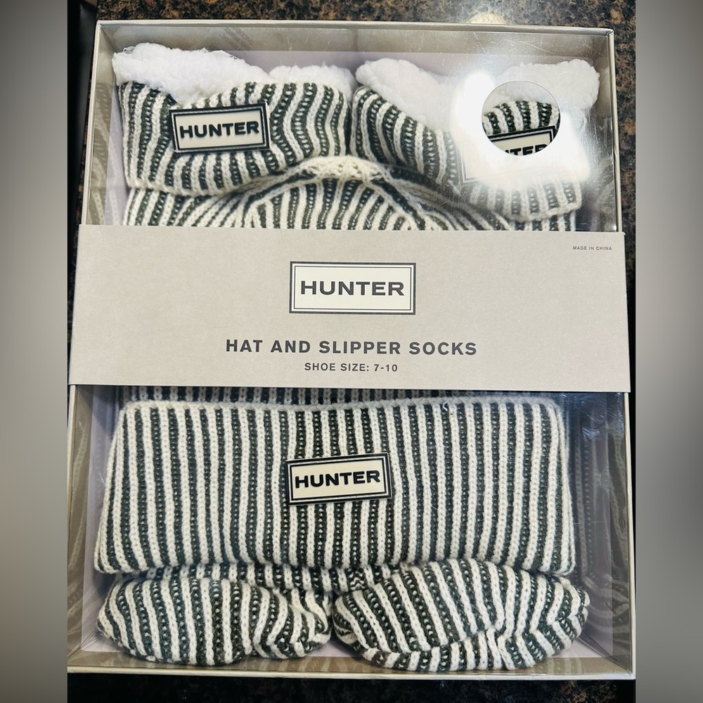Hunter Beanie and Socks Brand New in Box - Picture 2 of 4
